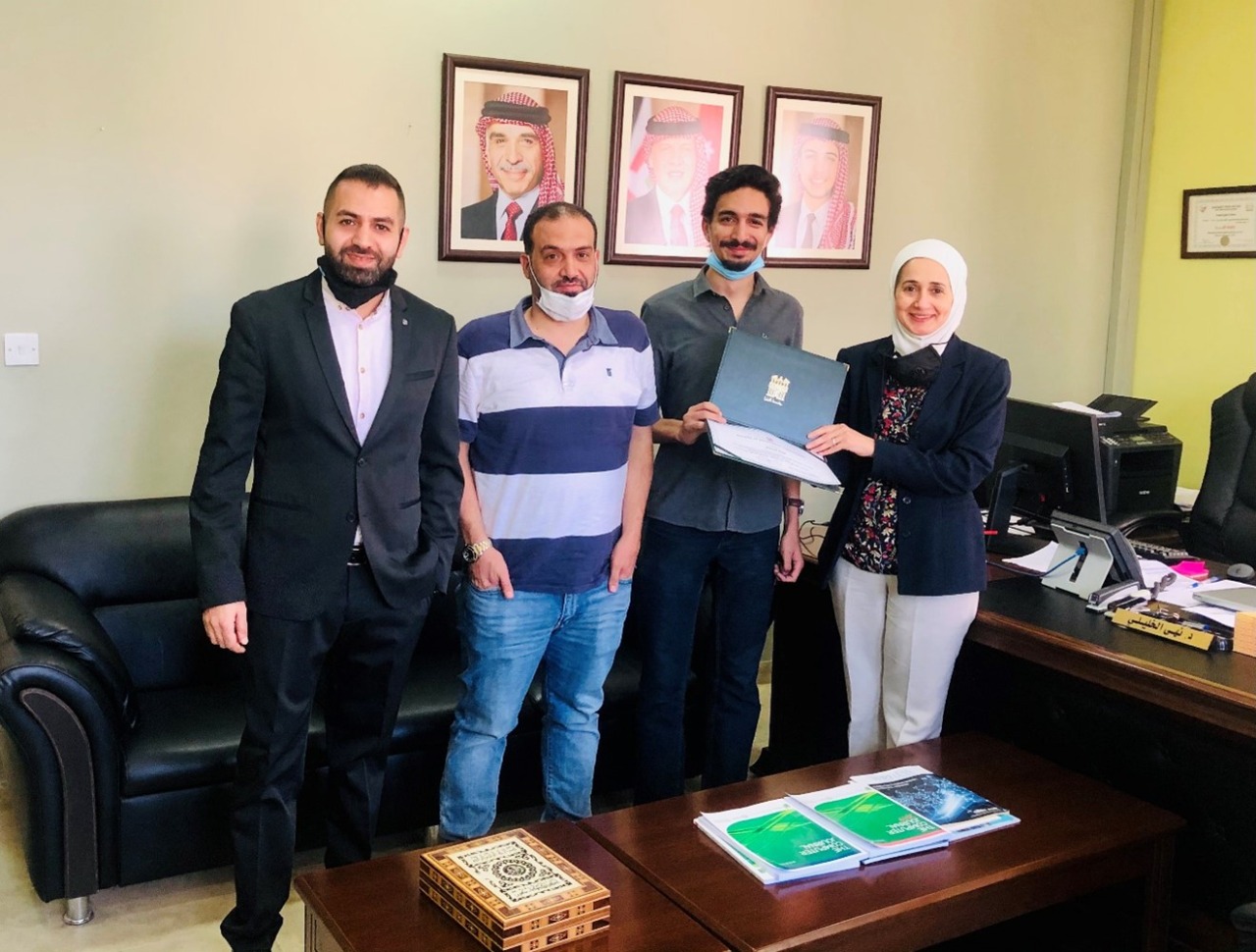 جامعة البترا تكرم فريقها الفائز بمسابقة