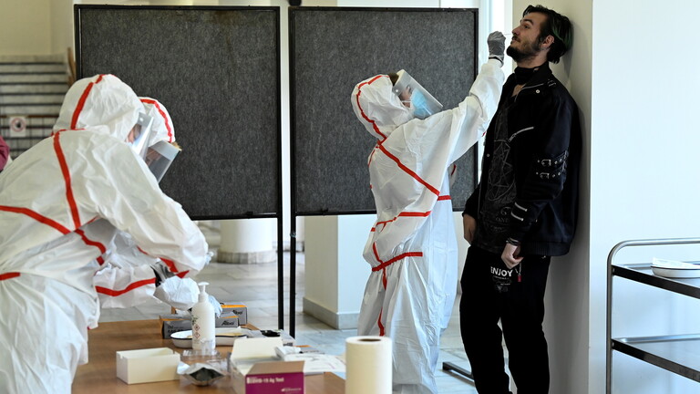 دولة تخضع جميع سكانها لفحوصات كورونا