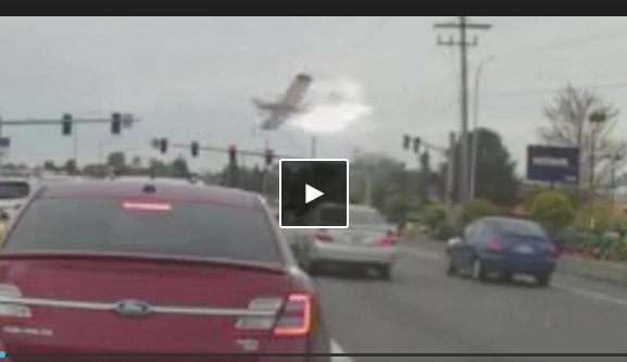 فيديو.. طائرة ترتطم بخطوط الكهرباء وتسقط