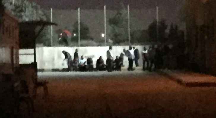 بالفيديو والصور.. ملثمون مجهولون يهاجمون الطلبة