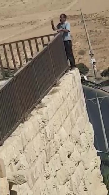 خمسيني يهدد بالانتحار برمي نفسه من