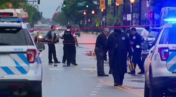 عشرينية تطعن موظفا طلب منها ارتداء