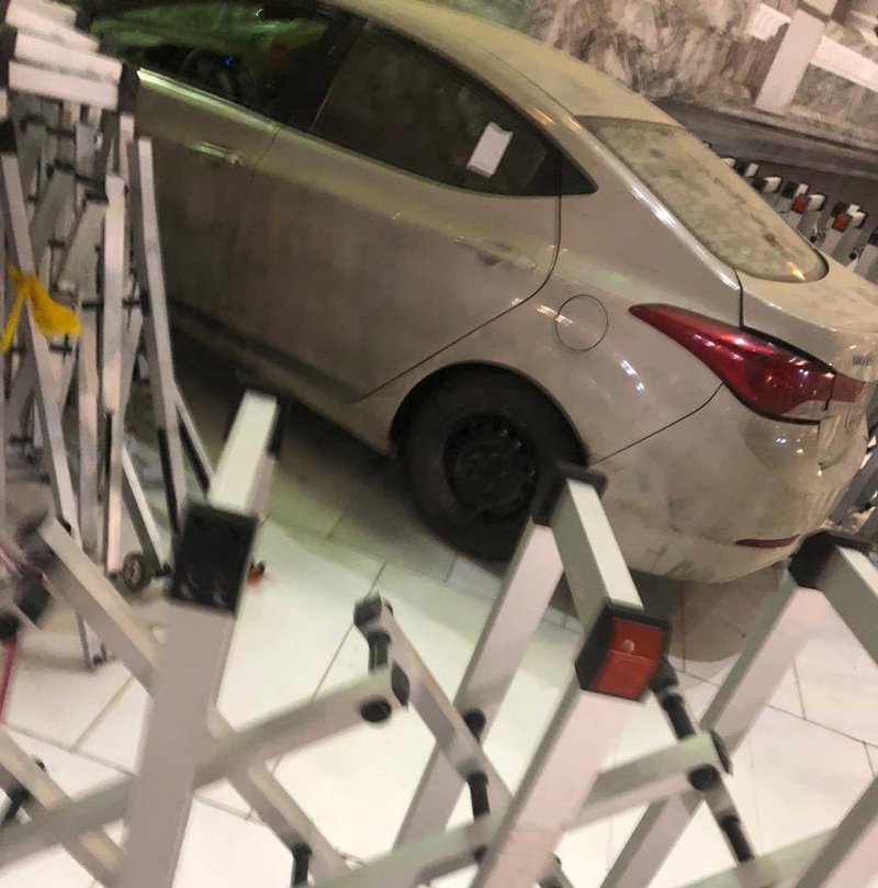 سعودي يقتحم بسيارته أحد أبواب المسجد