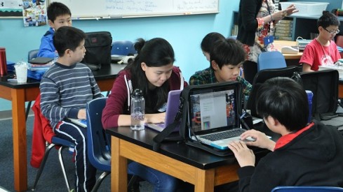 كاتبة أمريكية: الاستثمار في المعلم أهم