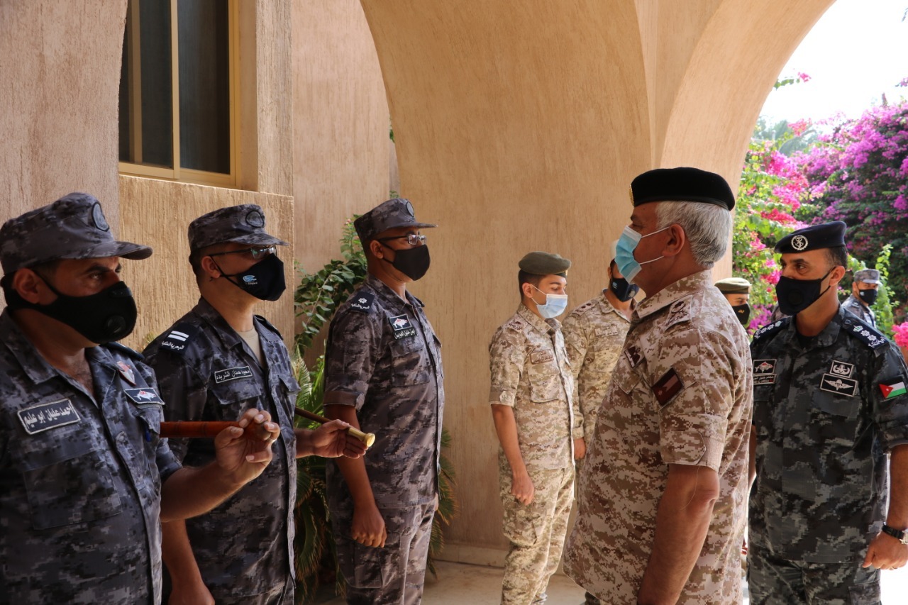 الحنيطي يزور قيادة القوة البحرية والزوارق