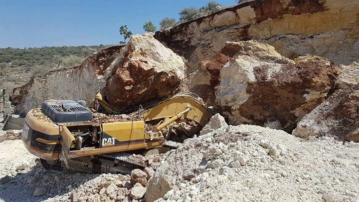 وفاة وافد اختناقا نتيجة تراكم الحجارة