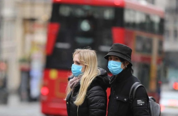 مصدر حكومي: جونسون يدرس فرض حجر