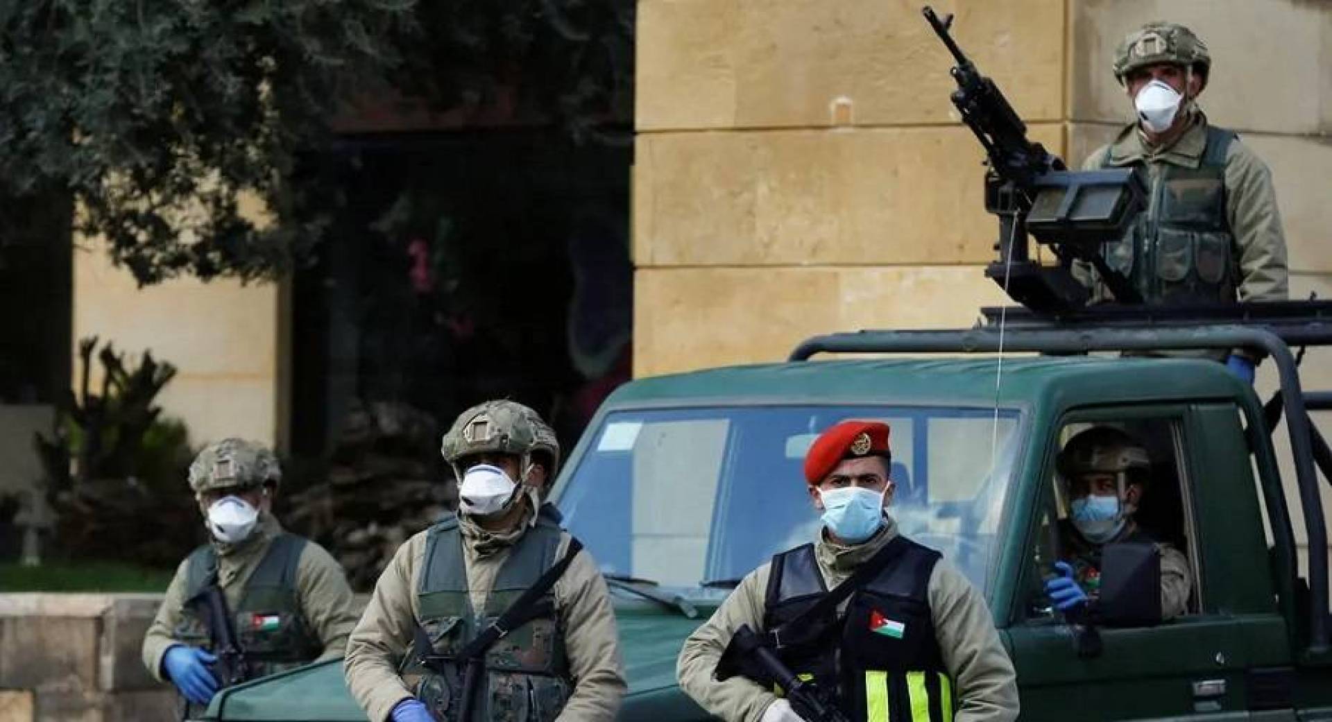 الخصاونة: حظر شامل بعد ساعة من