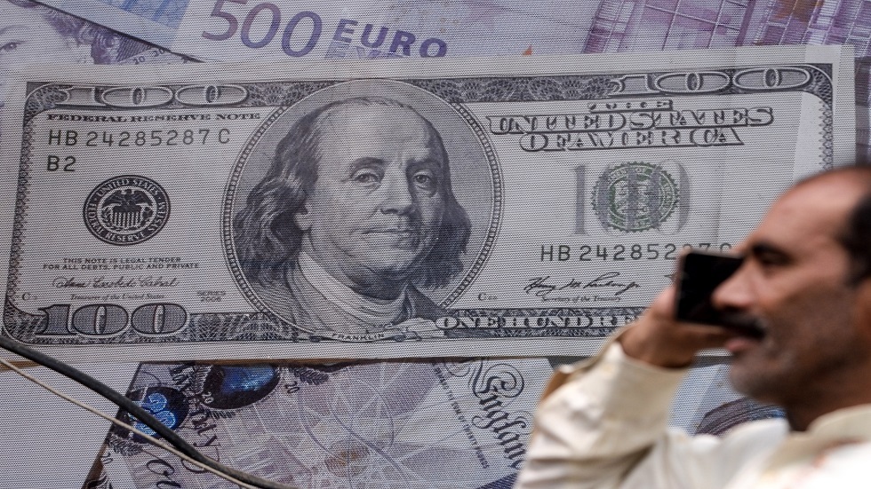 مصري في الكويت يرمي 8 آلاف