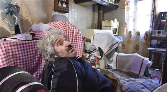 عالق بسمنته ومنزله معا