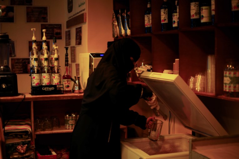 «ايقونة الصباح».. مقهى للنساء فقط في