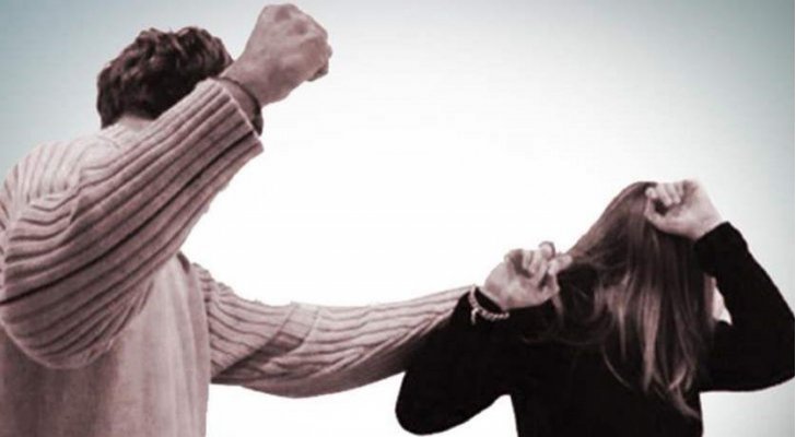 زوج يعذب زوجته ويحرق شعرها ويجبرها