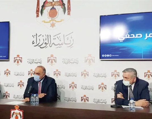 الخصاونة وعبيدات يتلقيان مطعوم كورونا