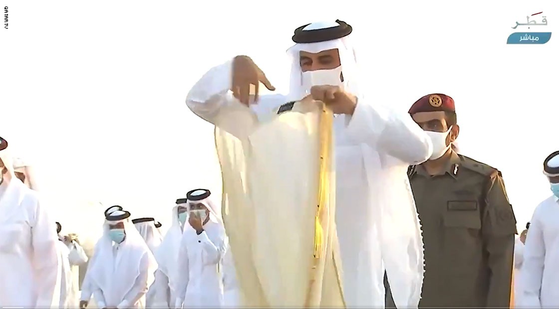 لماذا قلب أمير قطر رداءه؟