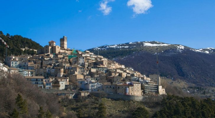 إيطاليا .. قرية تعرض مبالغ مالية