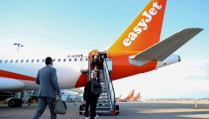 11 طائرة تنقذ إيزي جيت من