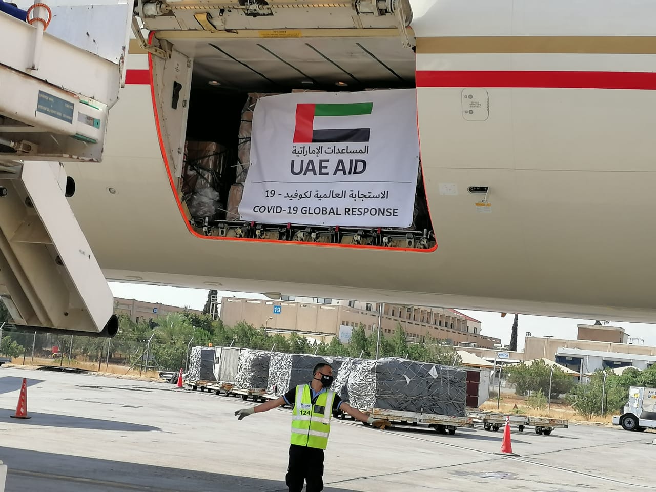وصول طائرة إماراتية تحمل مساعدات طبية