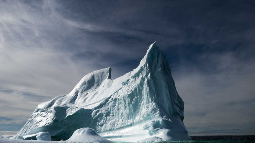 أكبر جبل جليدي في العالم ينزلق