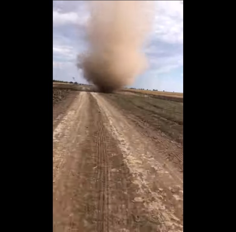 سائق دراجة نارية يعبر دوامة ترابية