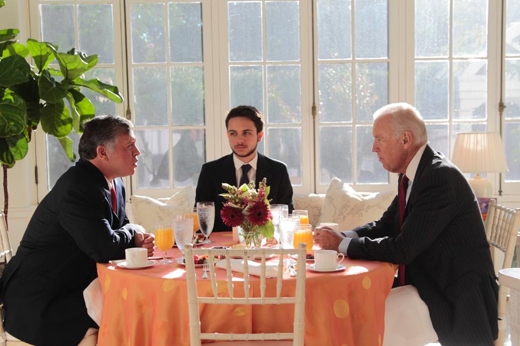 الملك يهنئ بايدن وهاريس: أتطلع إلى