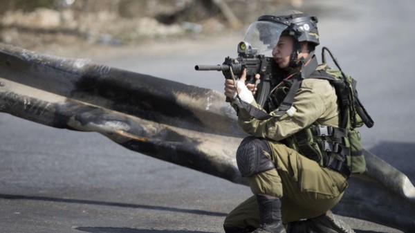 الاحتلال يطلق النار تجاه شاب في