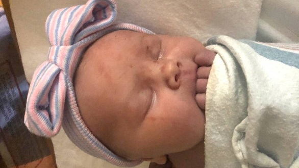 أمريكيان يستقبلان أول مولودة أنثى بعد