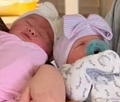 توأم تنجبان طفلتيهما في عيد ميلادهما