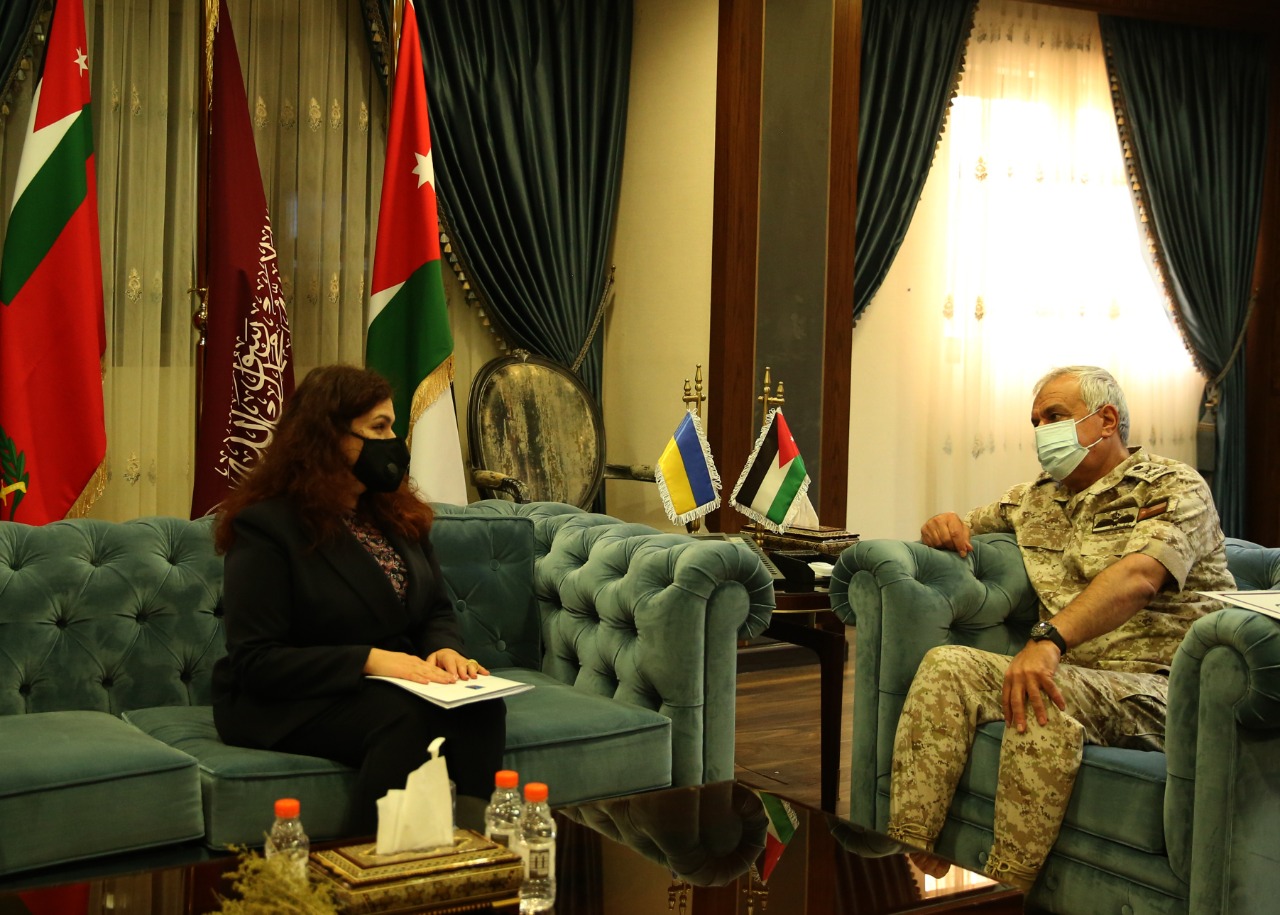 رئيس هيئة الأركان المشتركة يستقبل السفيرة