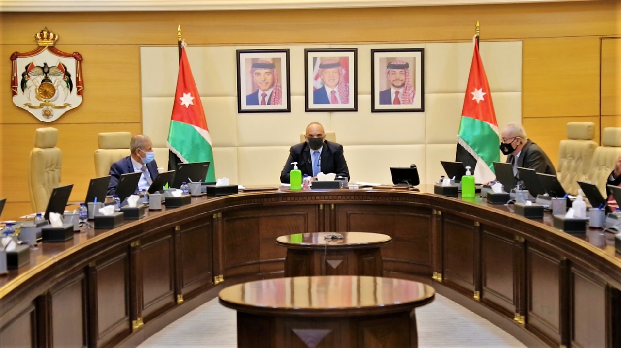 رئيس الوزراء يؤكد ضرورة توفير السلع