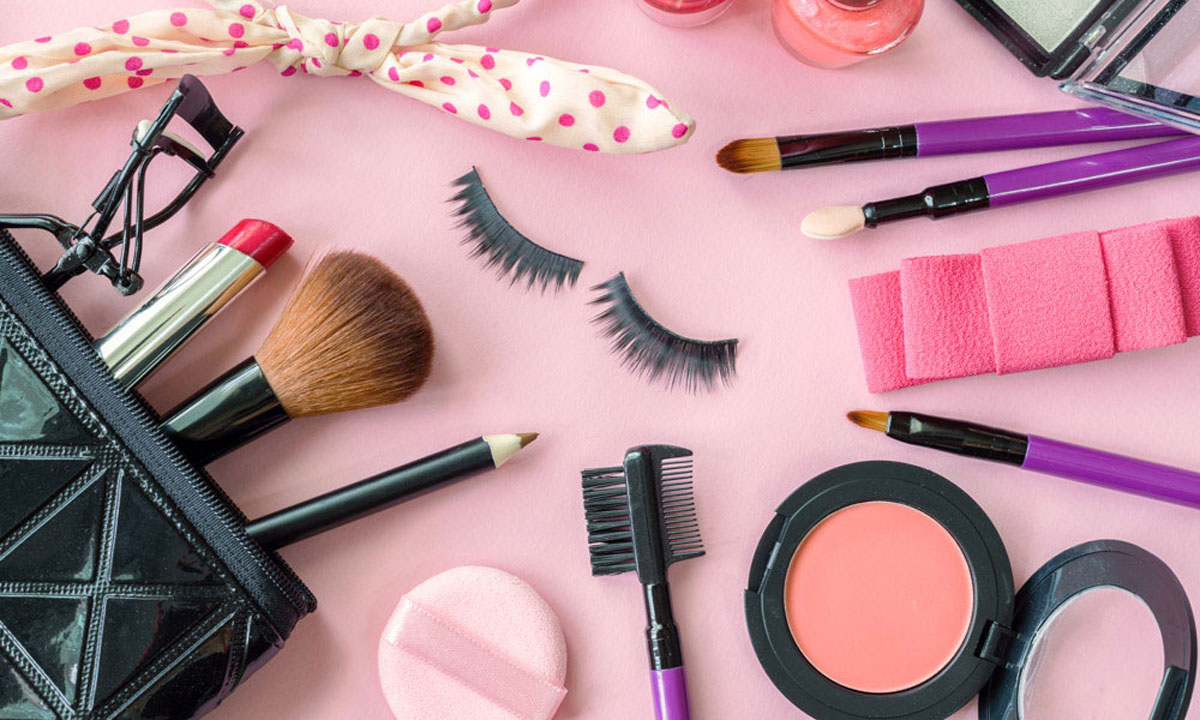 ضبط 5000 قطعة مستحضرات تجميل في