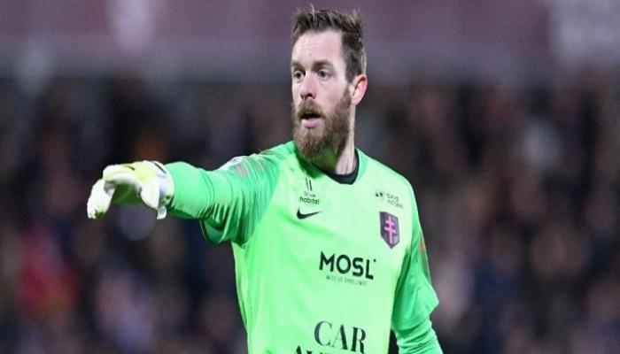 5 تصديات مذهلة تمنح الجزائري أوكيدجا