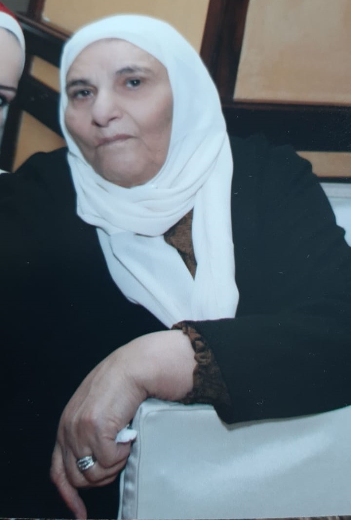 هي الحاجة تواصيف العبداللات.. وهما محمد