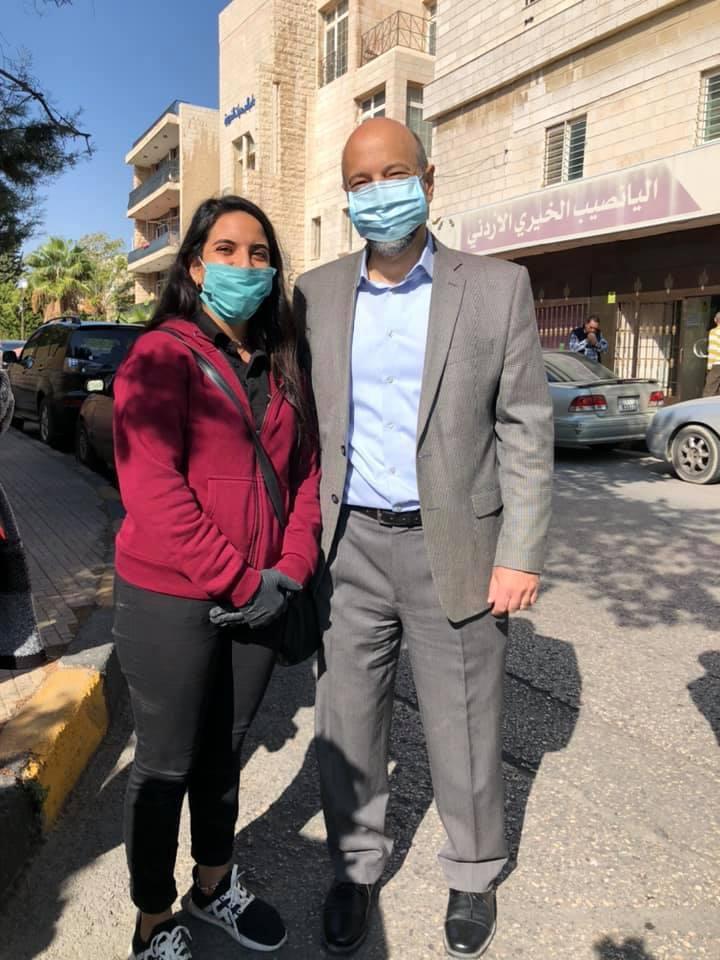 أصبع عمر الرزاز أزرق