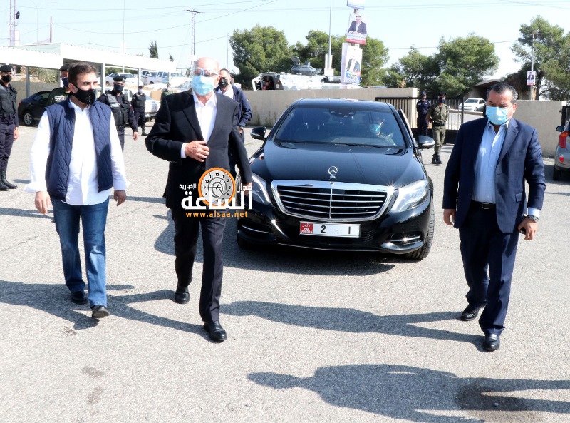 فيصل الفايز يدلي بصوته بمسقط رأسه