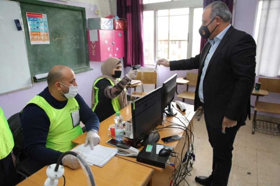 الشواربه يصوت بالدائرة الانتخابية الاولى بعمان