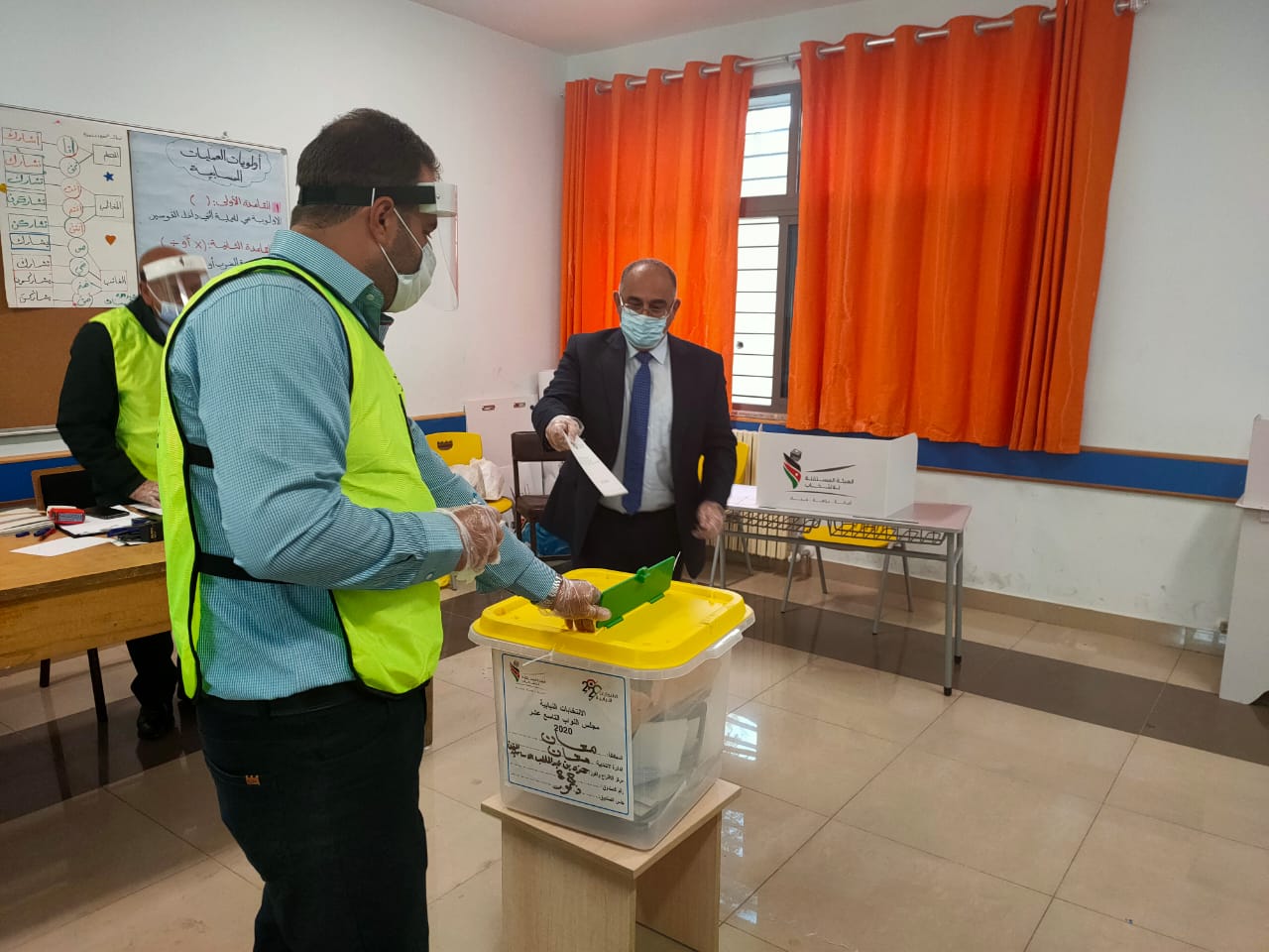 الوزير الطويسي يصوت في البترا (صور)
