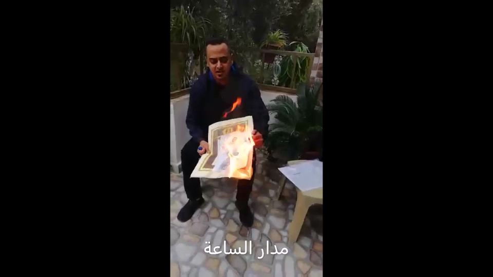 الشاب الطفيلي البدور يحرق شهادة الطب