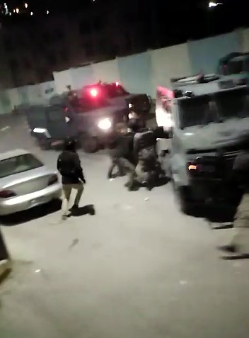 شاهد.. كيف ألقت قوة امنية القبض