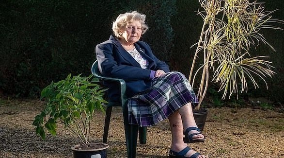 تنجو من الموت بأكل التراب طيلة