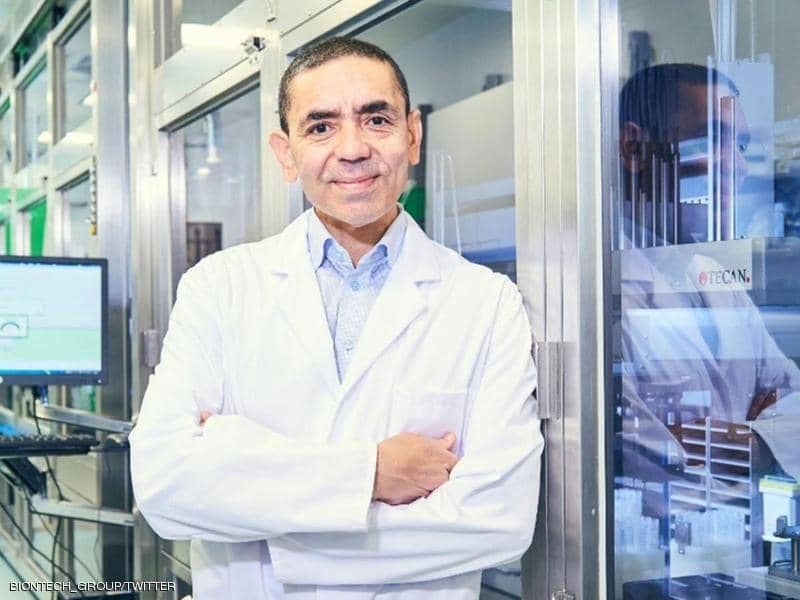 مخترع لقاح فايزر يحدد موعد عودة