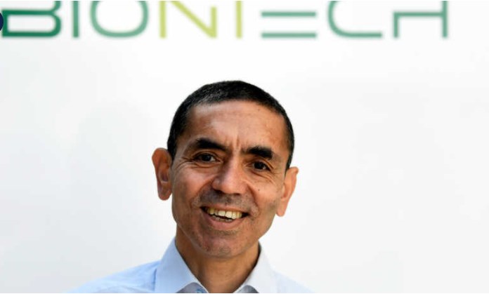 يضربه فوق الرأس.. مبتكر لقاح فايزر