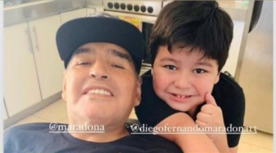 طائرات دون طيار تحلق فوق منزل