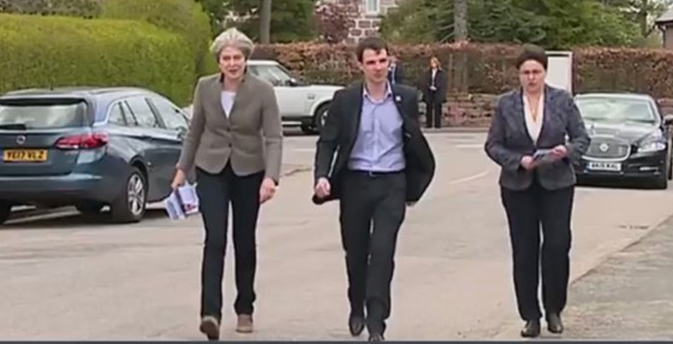 وقف محرج لرئيسة الوزراء البريطانية (فيديو)