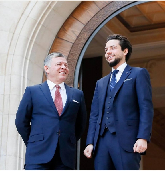 الملك وولي العهد يتلقيان برقيات من