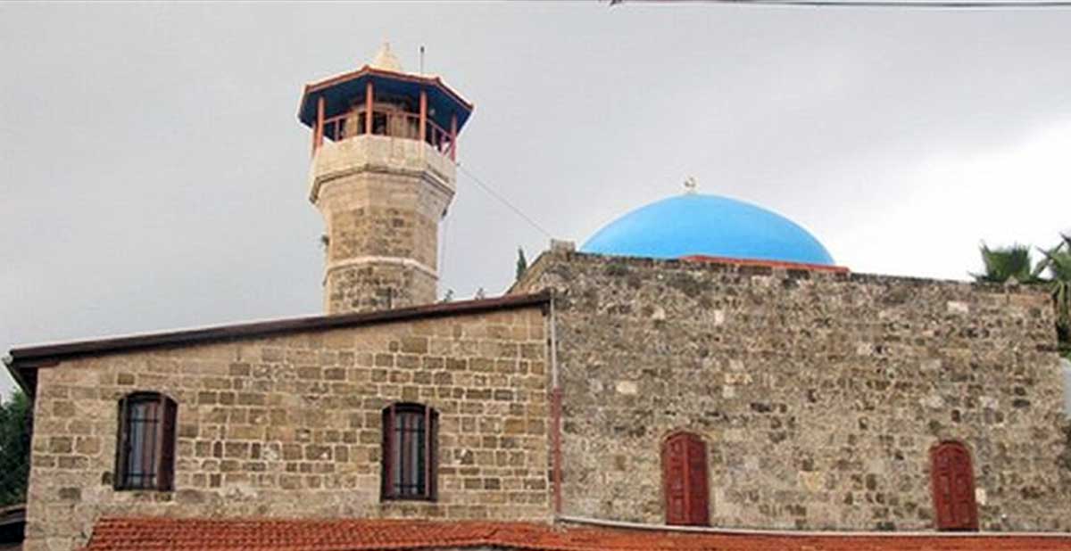 شبان يضربون مؤذنا في لبنان والمفتي