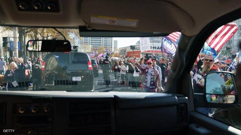 ترامب ينزل بسيارته.. ويحيي المحتجين على