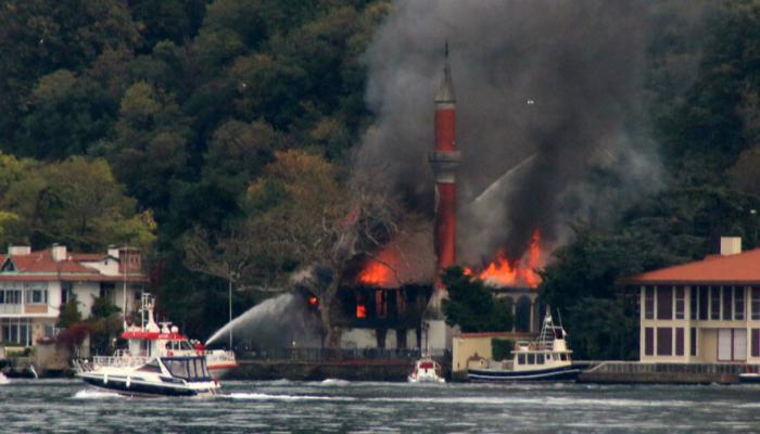 حريق هائل بمسجد تاريخي في إسطنبول