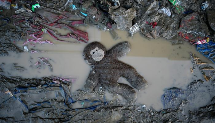 6 صور إنسانية مؤثرة من إعصار