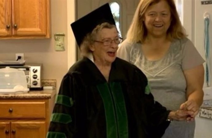 مسنة تحصل على الشهادة الثانوية بعمر