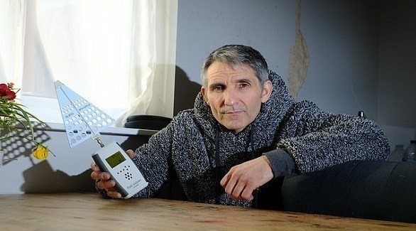 يعاني من حساسية مفرطة تجاه الكهرباء